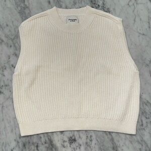 Abercrombie & Fitch Women's Ivory Knit Sweater Vest 
Size: M